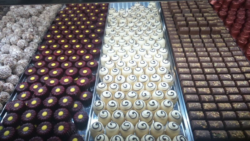 vitrine-BREIL SUR ROYA-min_chocolates_milk_chocolate_white_chocolate_truffles_candy_food_treat_cacao-1213769