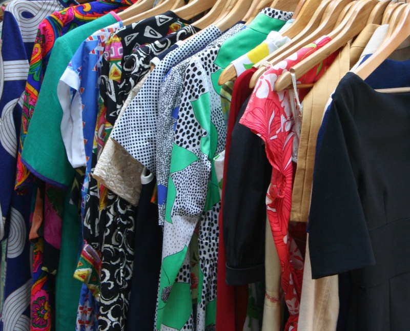 vitrine-BREIL SUR ROYA-min_dresses_apparel_clothing_clothes_clothes_hangers_wooden_hangers_retail_shop_closet-1149845