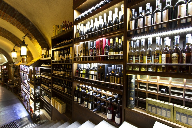 vitrine-BREIL SUR ROYA-min_world_street_travel_shop_canon_georgia_wine_bottles-429767
